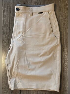 LIKE NEW Travis Mathew Wanderlust 9” Shorts- 38, KHAKI